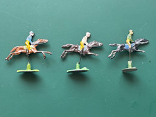 3 Zinnfiguren + Spielfeld